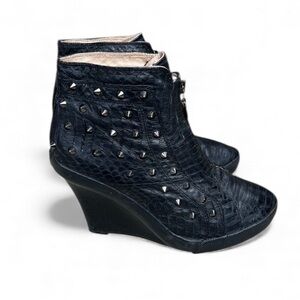 UES Forsyth Studded Leather Snakeskin Wedge Boots Booties Sz 9